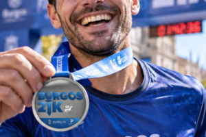 Una medalla para recordar el esfuerzo: así son las medallas finisher de la BURGOS21K y la BURGOS10K